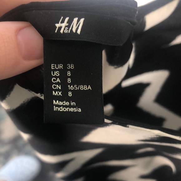Two H&M Tanks - Picture 6 of 8